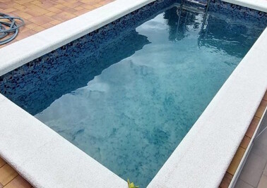 Небольшой бассейн на дачном участке